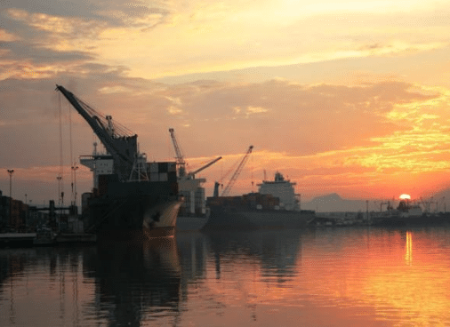 Porto de Itajaí sob a luz do crepúsculo