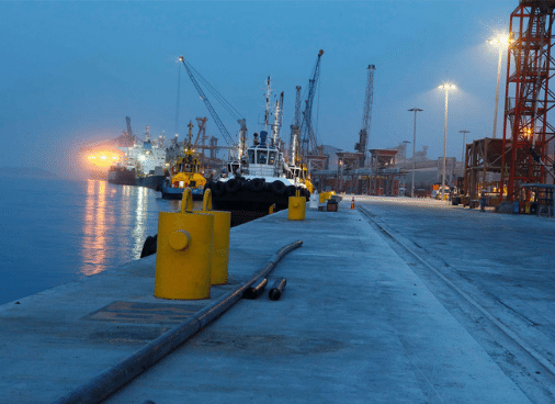 Porto de Paranaguá sob luz noturna